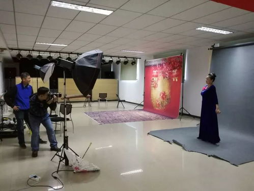 香山街道社區(qū)服務(wù)中心為老年志愿者拍攝藝術(shù)照，定格最美夕陽(yáng)紅